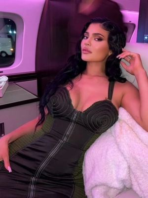 Kylie Jenner零下依旧穿比基尼泡温泉，果然辣妹没有冬天？