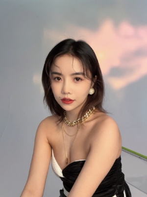 安崎穿黑白抹胸精致时髦 捂嘴甜笑少女感十足