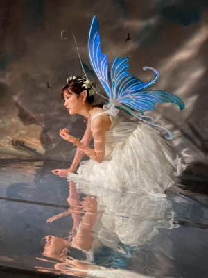 李艺彤晒阳台妖精写真 纯白绣花短裙俏皮可爱