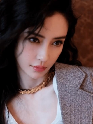 Angelababy披西装外套优雅迷人 羊毛卷造型好温柔