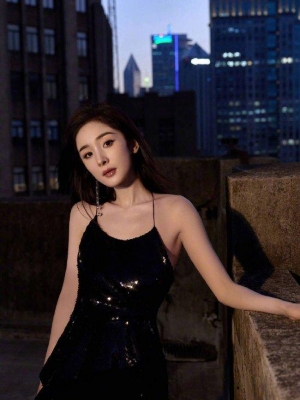 杨幂吊带黑裙造型 秀香肩美腿美丽迷人