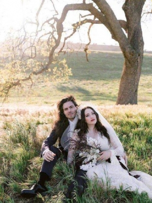 破产姐妹Max演员结婚 在花园举办私人婚礼甜蜜幸福