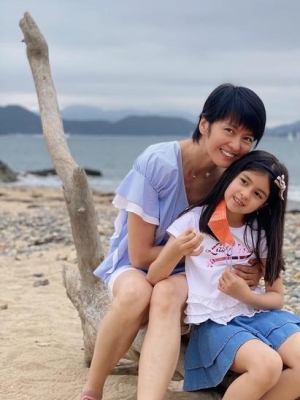 梁咏琪陪女儿和同学郊游 透露女儿已从幼儿园毕业
