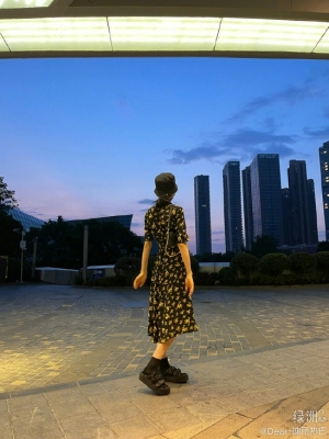 迪丽热巴晒美照 戴渔夫帽穿碎花长裙腰肢纤细