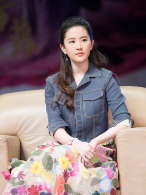 刘亦菲出席电影宣传活动 长卷发连衣裙尽显妩媚