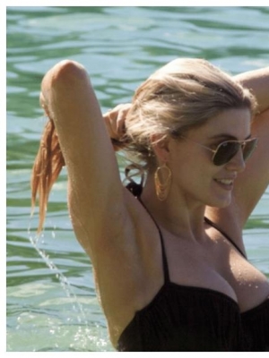 <b>欧美女星艾歇莉海滩度假被拍，网友：这外套很抢镜啊！</b>