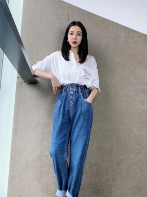 除了被港星们年轻时的盛世美颜所折服 穿搭也非常吸睛