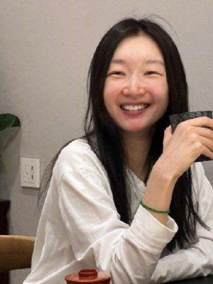 周冬雨反季节穿棉衣喊网友猜地名 晒素颜随拍笑容纯澈