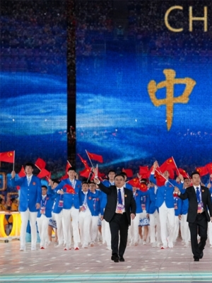 亚运会开幕即首战：中国体育代表团身穿「星耀」礼服，赢下全场瞩目